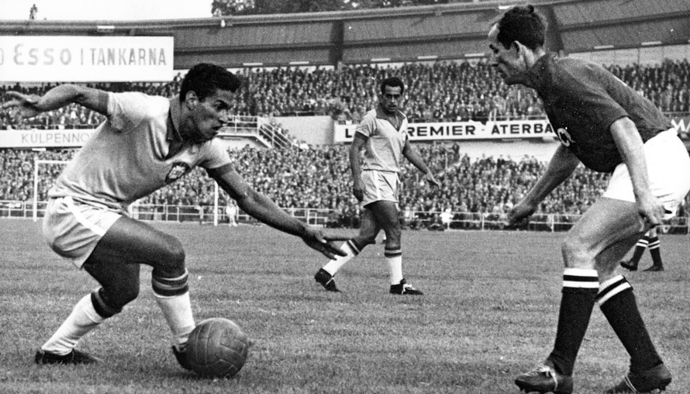 Brazil’s Garrincha, dribbles to past an unidentified Soviet Union player